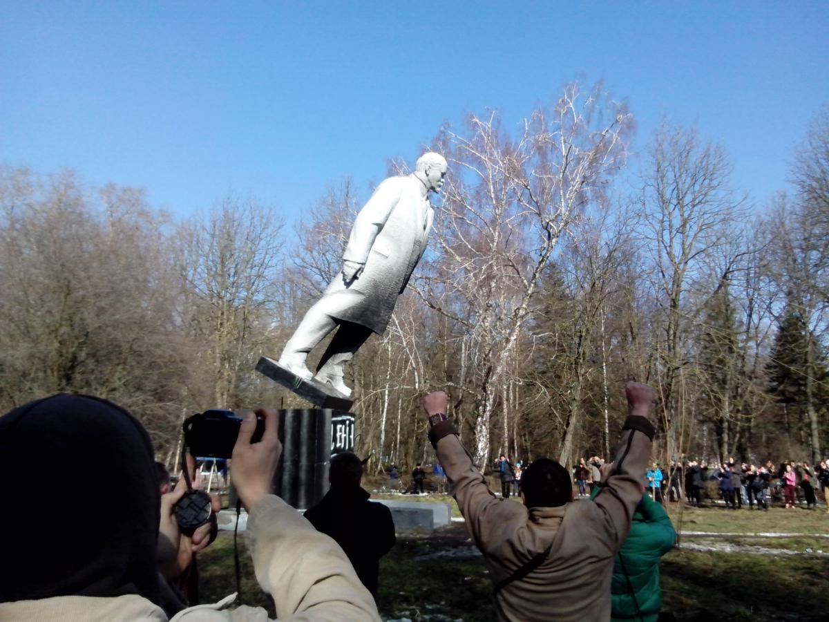 lenin monument protesters